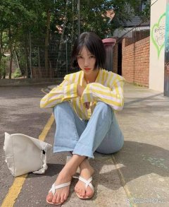 kaiyun官方网站 白色衬衫配上蓝色紧身金莲牛仔裤穿搭，个性文静又显气质