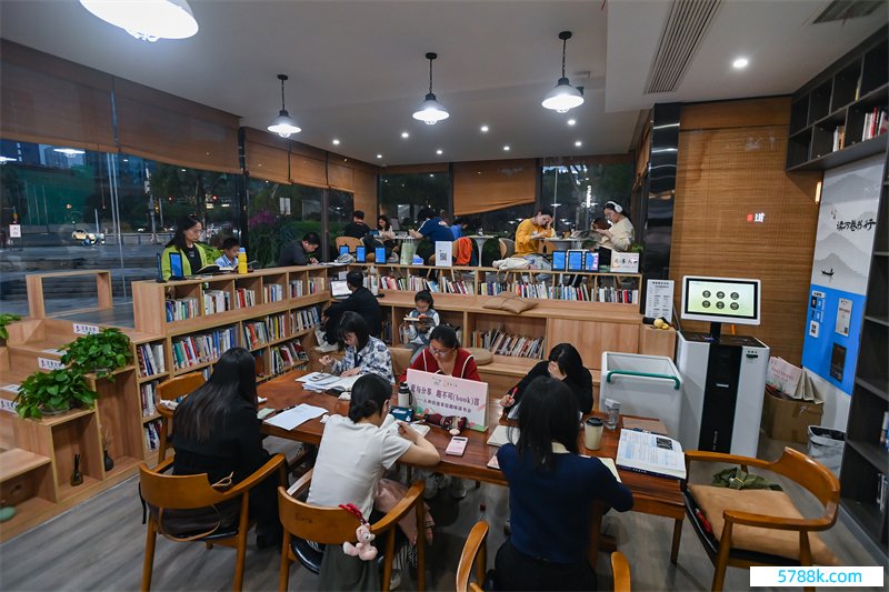 4月22日，读者在重庆一家24小时城市理智书斋中阅读。图片源流：视觉中国